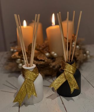 Jaká vánoční stuha se vám nejvíc líbí? U nás vede zlatá. 😍 Vánoce jsou tu za 2 týdny, tak nezahálejte a objednejte. 🤎 Pár...